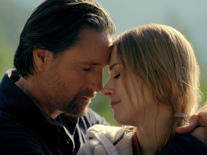 Mel (Alexandra Breckenridge) und Jack (Martin Henderson) in Virgin River | © NETFLIX