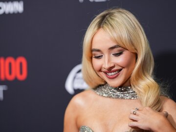 Sängerin Sabrina Carpenter trägt die Pony-Frisur Curtain Bangs | © GettyImages/	John Nacion