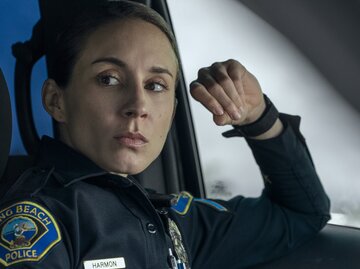 Troian Bellisario als Traci Harmon in der neuen Polizeiserie On Call | © Amazon MGM Studios