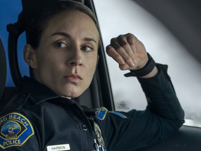 Troian Bellisario als Traci Harmon in der neuen Polizeiserie On Call | © Amazon MGM Studios