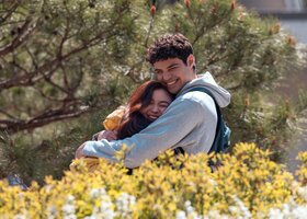  Anna Cathcart und Noah Centineo in XO, Kitty, Staffel 2