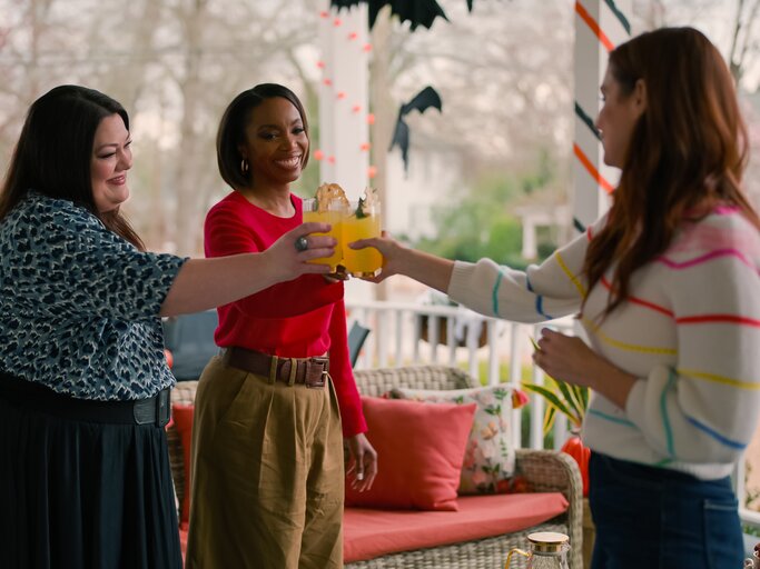 Brooke Elliott als Dana Sue Sullivan, Heather Headley als Helen Decatur and JoAnna Garcia Swisher als Maddie Townsend in Süße Magnolien | © Netflix