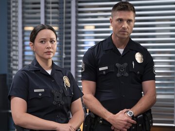 Melissa O’Neil und Eric Winter in The Rookie, Staffel 7  | © GettyImages/Mike Taing