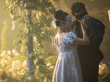 Bridgerton, Maskenball aus Staffel 4, Sophie Beckett und Luke Thompson | © LIAM DANIEL/NETFLIX