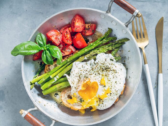 Spargel als Salat mit Erdbeeren | © Getty Images/Carlo A