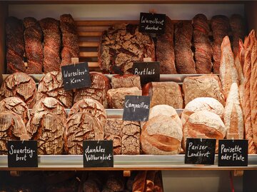 Brot in der Bäckerei | © Getty Images/Larry Washburn