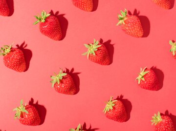 Erdbeeren auf rosa Hintergrund | © Getty Images/Elena Goncharova