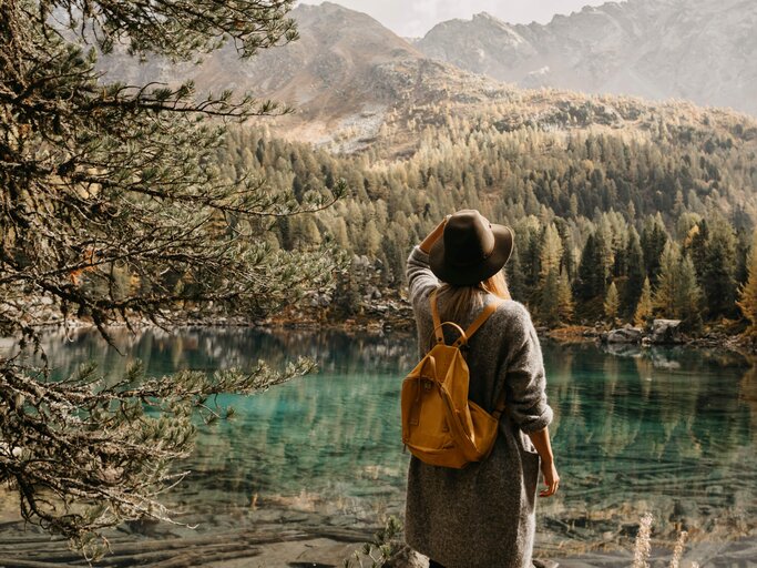 Junge Frau mit Rucksack im Wald  | © Getty Images/Westend61