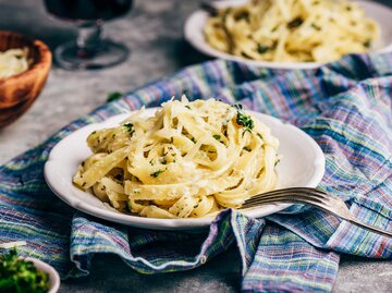 Pasta mit cremiger Parmesansoße  | © Getty Images/Seva_blsv